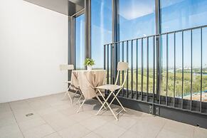 Minimalism Modern Apartment With Water View