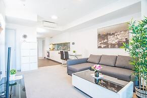 Minimalism Modern Apartment With Water View