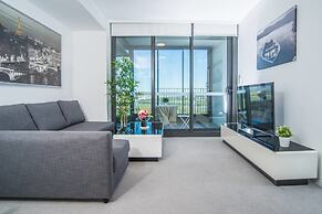 Minimalism Modern Apartment With Water View