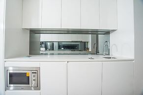Minimalism Modern Apartment With Water View