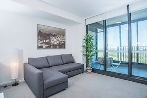 Minimalism Modern Apartment With Water View