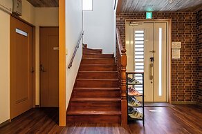 Anelani House