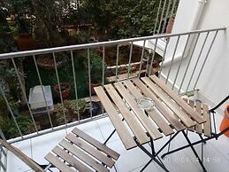 Modern ideally located studio apartment
