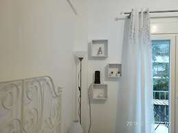 Modern ideally located studio apartment