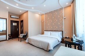 Tom Hotel