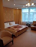 Tom Hotel