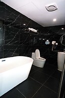 Capital O 91202 Wow Hotel