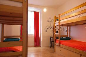 Living Lounge Hostel