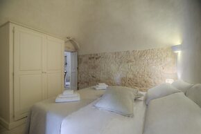 Trullo Grotta Cisternino by Typney