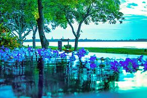 The Lake Forest Hotel