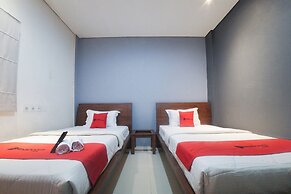RedDoorz Plus near Green Pramuka Square Mall
