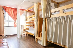 Almas Guest House - Hostel