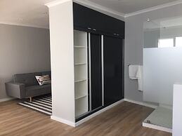 Central Claremont Garden Apartment
