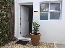 Central Claremont Garden Apartment