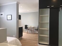 Central Claremont Garden Apartment