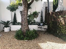 Central Claremont Garden Apartment