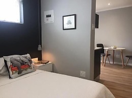 Central Claremont Garden Apartment
