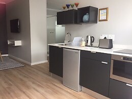 Central Claremont Garden Apartment