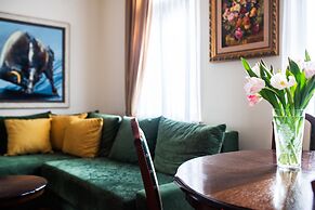 Crown Apartment