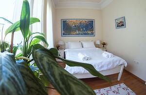Crown Apartment
