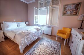 Crown Apartment