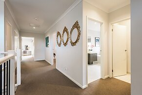 Luxury Waterfront Grand Villa in Melbourne