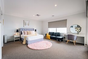 Luxury Waterfront Grand Villa in Melbourne