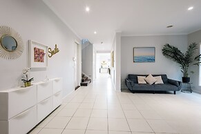 Luxury Waterfront Grand Villa in Melbourne