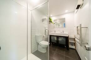Central, modern city loft style home - CBD