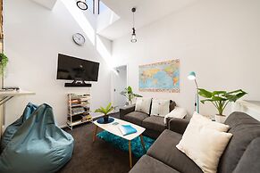 Central, modern city loft style home - CBD