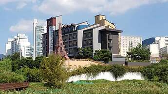 Hotel The Base