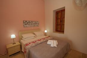 Thyone Uno Bal Cottage