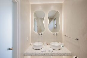 Crystal Mare Suites