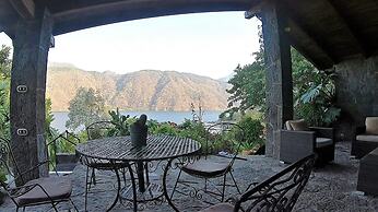 Lake House AT022