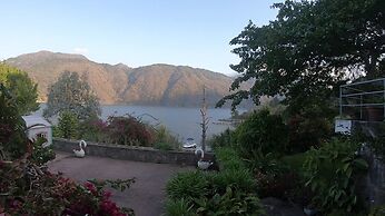 Lake House AT022