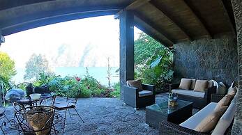 Lake House AT022