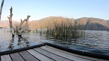 Lake House AT022