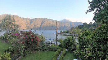 Lake House AT022