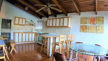 Lake House AT022