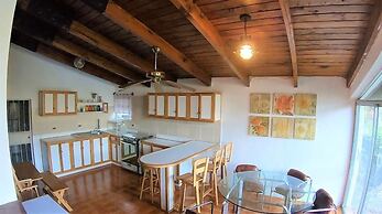 Lake House AT022