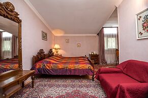 Lia's Guest House