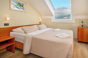 Hotel Dobrovit