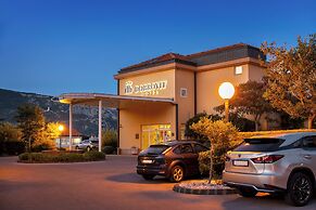 Hotel Dobrovit