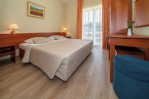 Hotel Dobrovit