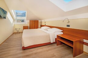 Hotel Dobrovit
