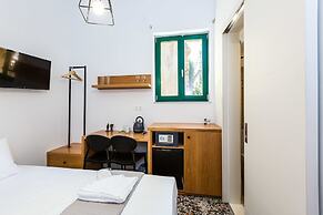Ink Hotel Phos