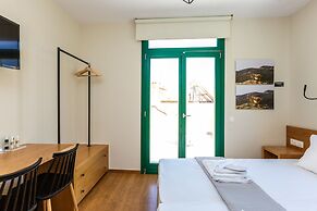 Ink Hotel Phos