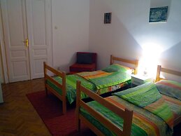 Traveler's Hostel & Apartments