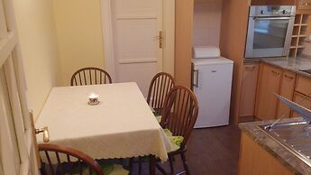 Traveler's Hostel & Apartments
