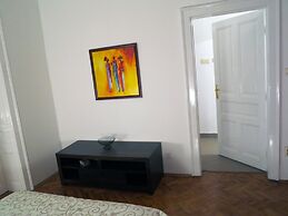 Traveler's Hostel & Apartments